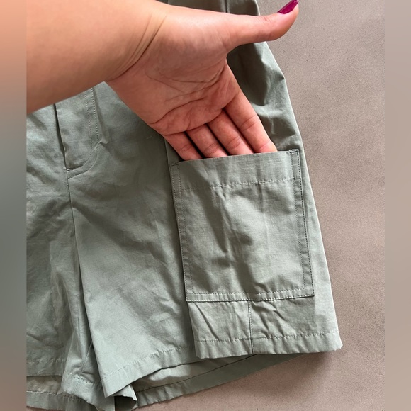 NWT Banana Republic Shorts Green Mid Rise Beach Preppy Casual, Size 14 - Picture 2 of 5